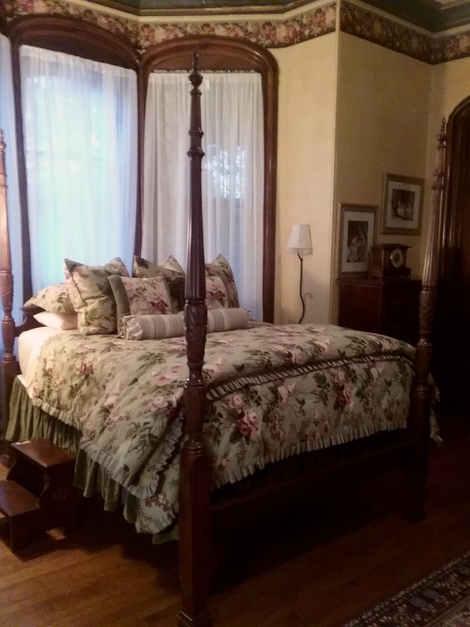 Overlook Mansion Bed & Breakfast
